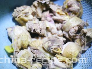 山药香菇玉米土鸡汤,捞出净水洗净沥干。