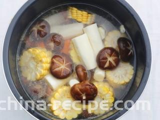 山药香菇玉米土鸡汤,加入没过食材的水，开启煲汤模式。