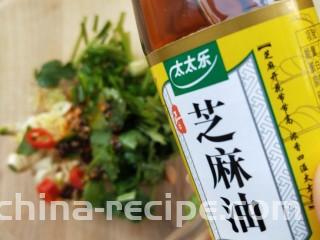 大吉大利香辣口水鸡,一小勺芝麻油。