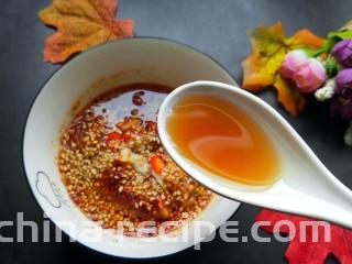 凉拌木耳腐竹,放一勺小麻油。