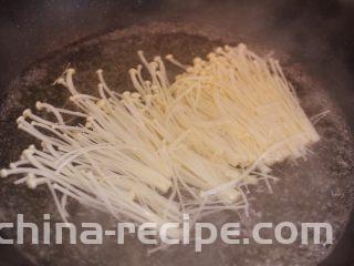 金针酸汤肥牛,金针菇放沸水中焯熟。