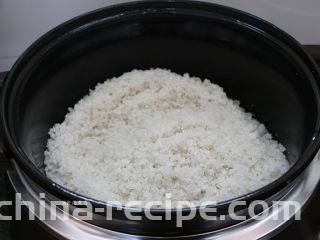 珐琅锅盐焗鸡,锅内倒入粗盐，选择任意功能键，用木铲炒熟粗盐，直至粗盐噼里啪啦响，在锅内活跃地跳动后取消加热