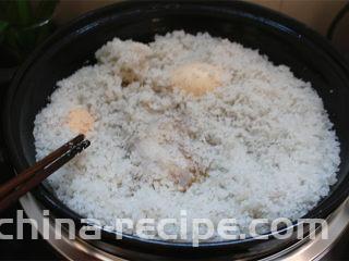珐琅锅盐焗鸡,两小时烹饪结束，电炖锅发出嘀嘀的提示声，这时关掉电源，打开锅盖