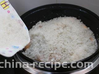 珐琅锅盐焗鸡,再将另一半粗盐倒在食材上面