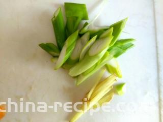 蘑菇小炒,葱切片，姜切丝