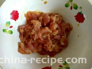 蘑菇小炒,猪肉切片，加入一勺生抽一勺料酒，一勺淀粉，搅拌均匀，放置一会儿