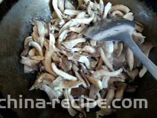 蘑菇小炒,把蘑菇放入锅中，翻炒