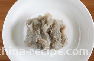 虾滑丝瓜鲜汤,把处理好的虾剁成虾蓉