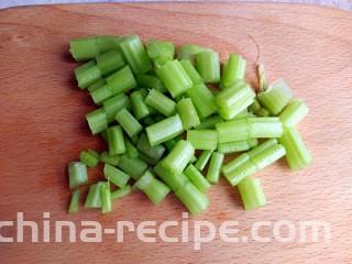 芹菜鸡蛋炒虾仁,芹菜洗净，切小段