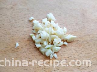 芹菜鸡蛋炒虾仁,蒜切末