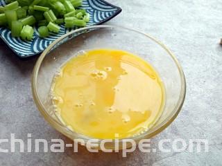 芹菜鸡蛋炒虾仁,用筷子将鸡蛋打散