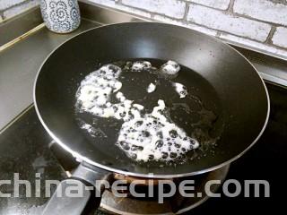 芹菜鸡蛋炒虾仁,锅中加入剩余的5ml油，蒜末爆香