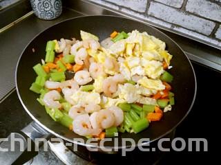 芹菜鸡蛋炒虾仁,再将虾仁和鸡蛋倒入锅中。