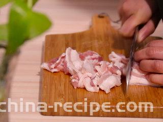 尖椒炒五花肉,五花肉切成薄片
