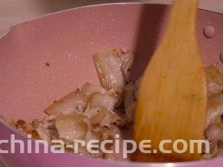 尖椒炒五花肉,将五花肉煸炒出油份