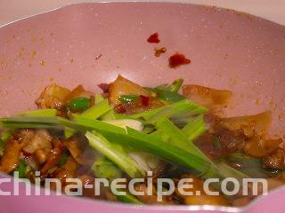 尖椒炒五花肉,再放入蒜苗翻炒均匀