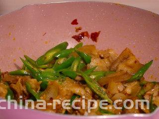 尖椒炒五花肉,翻炒一分钟