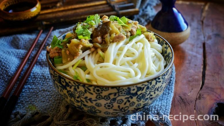 The method of making eggplant minced meat braised noodles