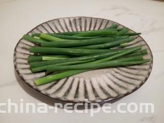 麻辣鲜香土豆块,小葱一把，要控干水分