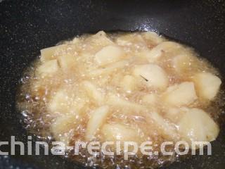 麻辣鲜香土豆块,等油温升高，放土豆块大火炸，先不用去翻动它，土豆外皮定型以后，再翻面炸