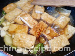 菌茹烩豆腐,倒入半碗高汤，大火烧开，加入一小勺盐，小火焖煮5分钟让豆腐入味。