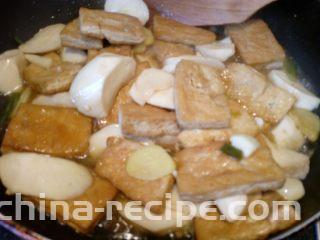 菌茹烩豆腐,翻拌约均匀，焖煮3分钟，可以加入其它喜欢的调料，喜欢鲜的加一点鸡精。
