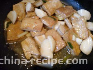菌茹烩豆腐,淋一些香油。