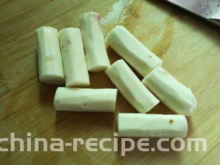 山药黑豆滋补汤,去皮切成段。