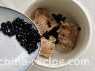 山药黑豆滋补汤,洗净的排骨和黑豆放入隔水炖锅中。