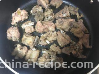 南瓜排骨煲,烧热后放入排骨转小火。