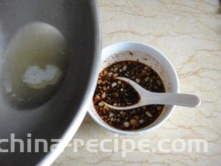 口水黄瓜,用2调羹花生油热锅爆香后淋在调理碗内