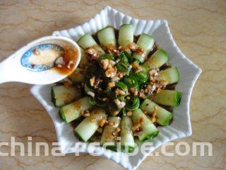 口水黄瓜,再把调理淋上即可