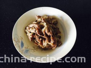 番茄金针菇肥牛,肥牛焯水，锅里放水，水开后放入肥牛，肥牛颜色一变就捞出。