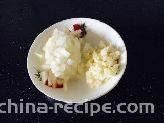 番茄金针菇肥牛,准备佐料：洋葱切碎末，蒜切成蒜末。