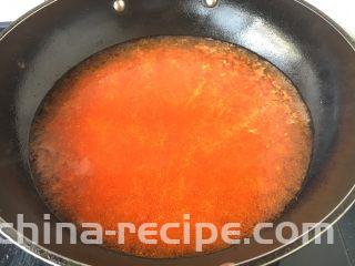 番茄金针菇肥牛,加入适量的水，大火煮开，加少许盐入底味。（这个汤是两人的量）
