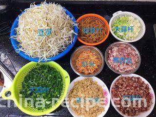 客家腐皮卷,准备食材：
1.绿豆芽洗干净。
2.大蒜杆和大蒜杆分离，分别切碎。
3.萝卜干剁碎。
4.叉烧切小粒。
5.猪肉切小粒。
6.虾米洗干净。
7.甜腐竹切成丝。