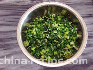 客家腐皮卷,大蒜杆爆香后加入少许盐、蒜叶炒熟