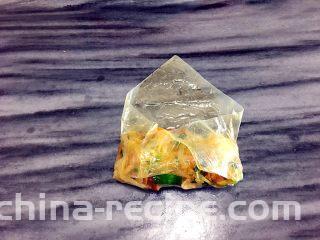 客家腐皮卷,左右折过来（如图）