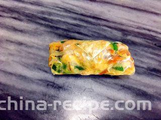客家腐皮卷,顶端部分卷起(如图)