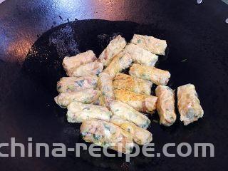 客家腐皮卷,热锅放油，油热时转小火把腐皮卷放入油锅，小火煎至两面金黄