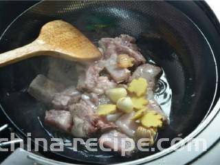 芋头烧排骨
,放入姜蒜片炒出香味。