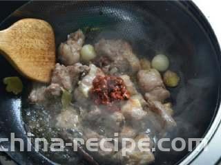 芋头烧排骨
,放入豆瓣酱炒出香味。