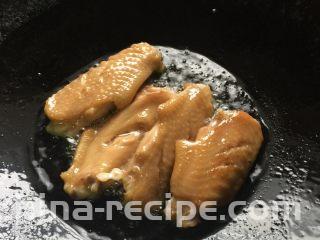 芝香可乐鸡翅,大火热锅放油，看到油温上升有点点声音就关小火，把鸡翅逐渐下锅煎