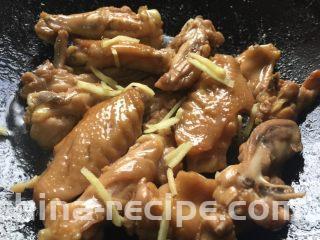 芝香可乐鸡翅,撒上准备好的姜丝翻炒