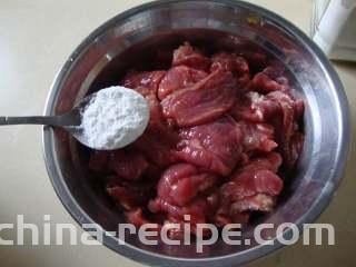 青蒜炒牛肉,加鸡蛋、盐抓匀，加淀粉抓匀备用