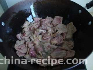 青蒜炒牛肉,油温3-4成热下入牛肉滑炒至半熟盛出