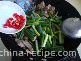 青蒜炒牛肉,加青蒜叶、小米椒炒香即可