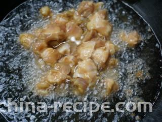 香辣鸡脆骨,油热加入鸡脆骨，不断地翻动