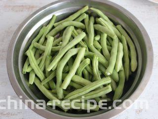 酱香干煸豆角,豆角去丝去头，掰成小段，洗净沥干水分。