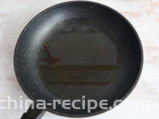 酱香干煸豆角,锅内多倒一些油，是平时炒菜量的3倍。